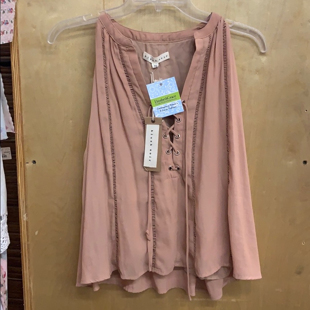 🌻4/$25 deal🌻 Blush Noir shirt NWT
